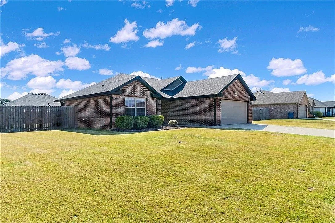3 bed, 2.0 bath, 1365 sqft, $1,219 — Photo 1