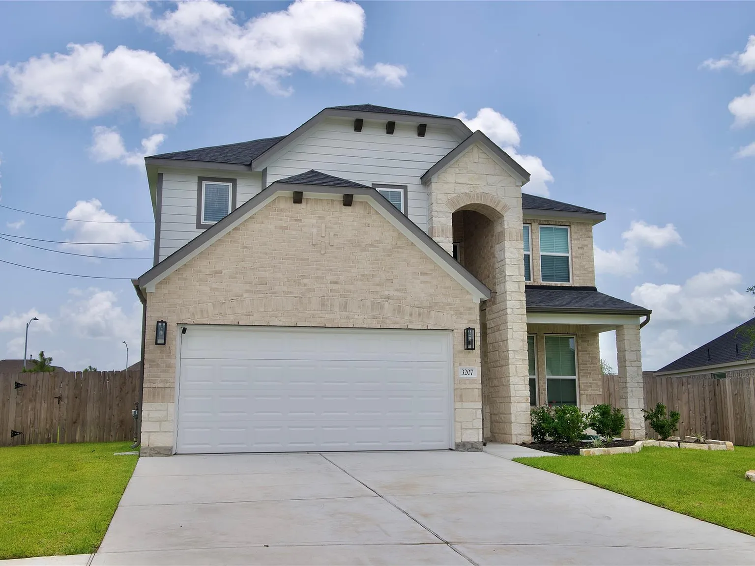 4 bed, 2.5 bath, 2785 sqft, $2,995 — Photo 4