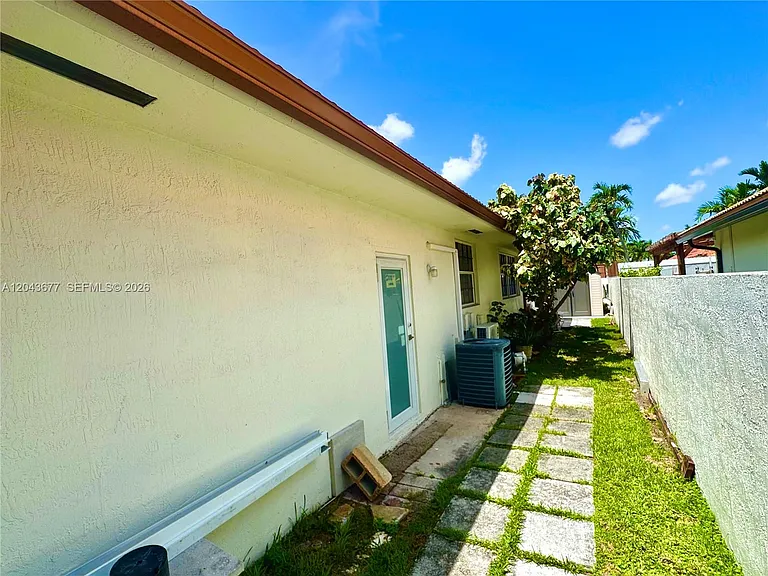 18701 Wentworth Dr — Photo 16