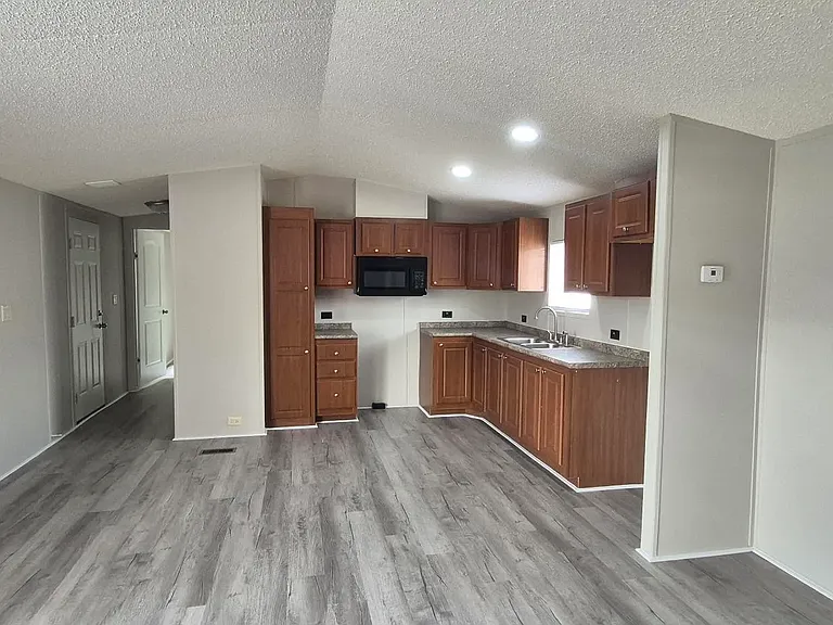 196 Riviera Courts Dr — Photo 3