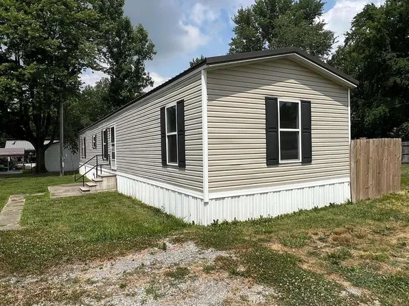 502 W Shreve St, Wayne City, IL 62895