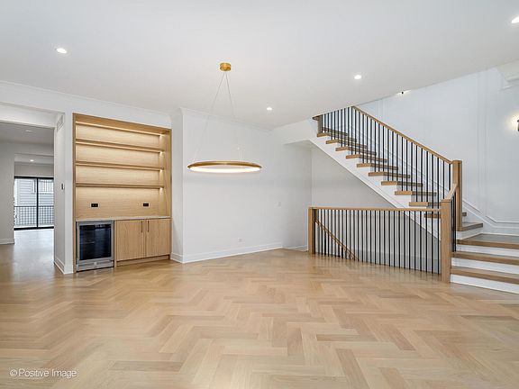4th image of 3633 N Claremont Ave