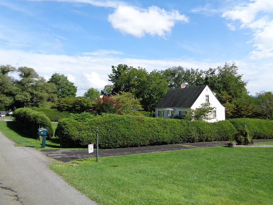 1st image of 210 Sandalwood Dr