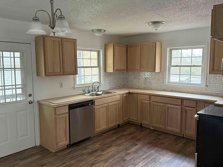 1105 Jones Ave — Photo 2