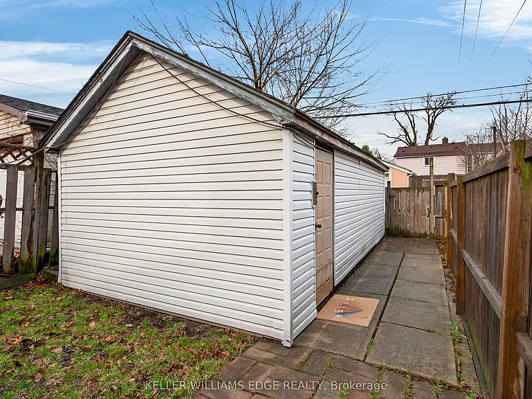 209 Glendale Ave N — Photo 33