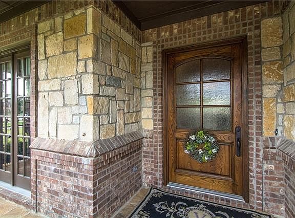 3rd image of 325 Calais Dr