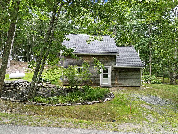 3rd image of 215 Mountain Road