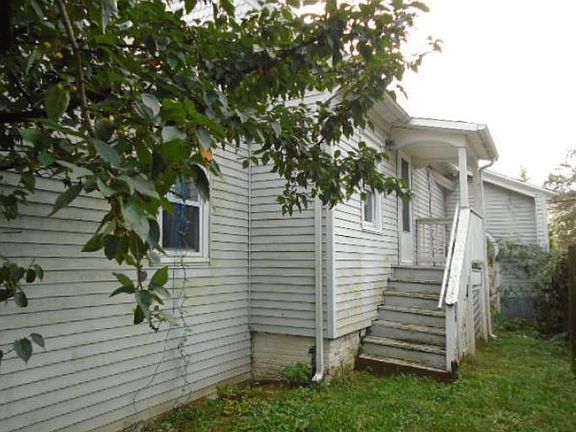 3rd image of 581 NE Boulevard