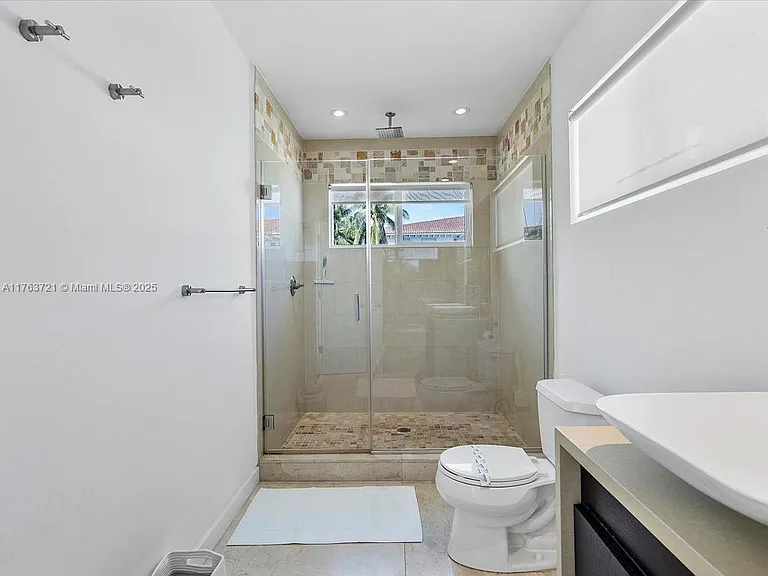 16473 NE 31st Ave — Photo 20