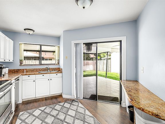 4th image of 920 SW 109th Avenue