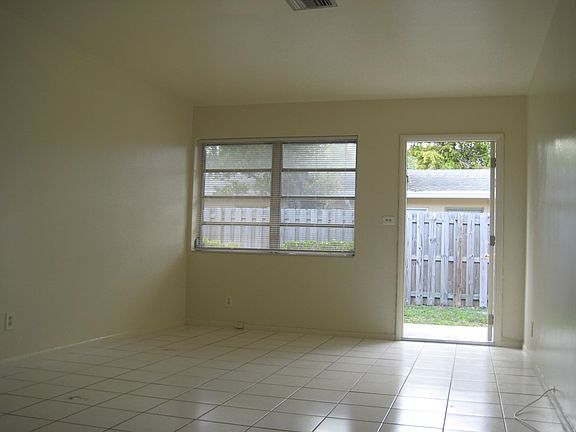 3rd image of 716 SE 16th St APT 2