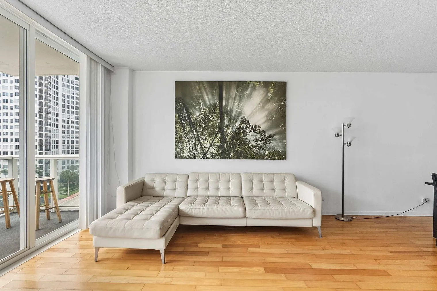 2 bed, 2.0 bath, 925 sqft, $4,117 — Photo 3