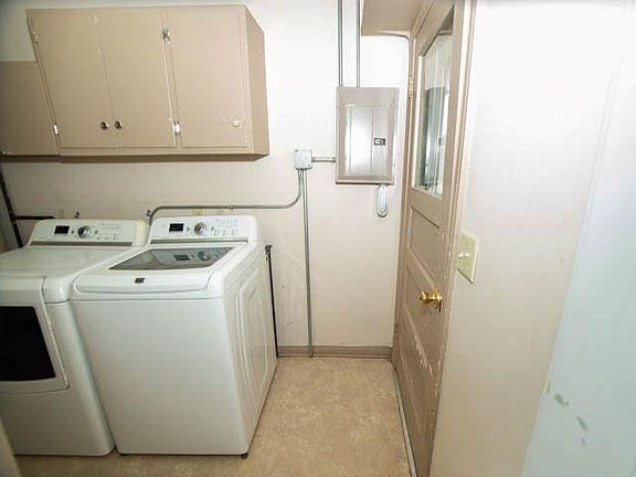 3rd image of 105 N Cedar St