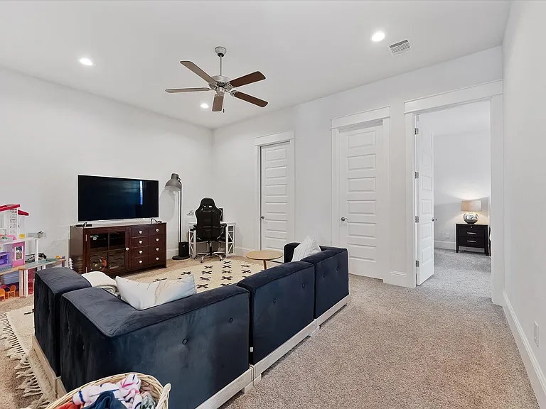 2221 Salt Grass Trl — Photo 26
