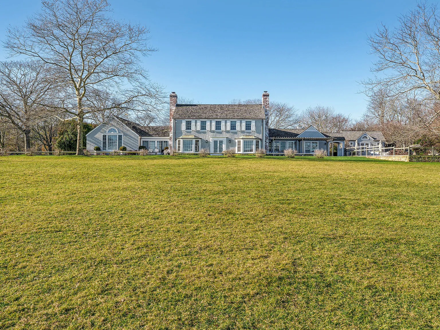 Stunning Waterfront Rental In the Village — Photo 4