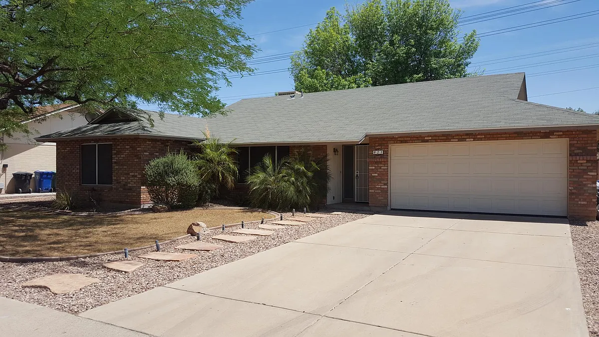Building Photo - 921 W Naranja Ave