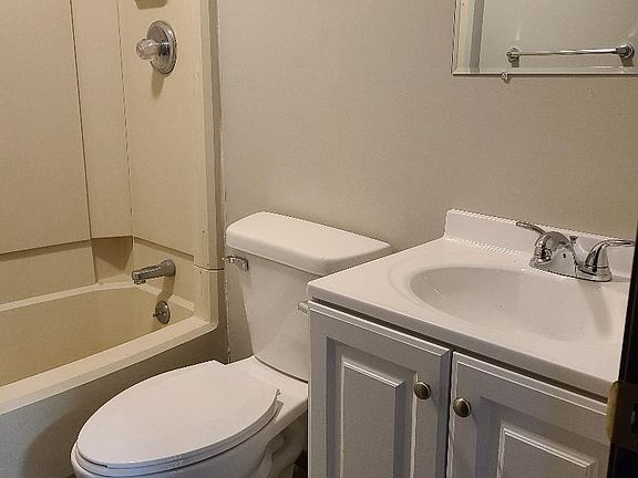 4th image of 1310D Queens Ct #1310D