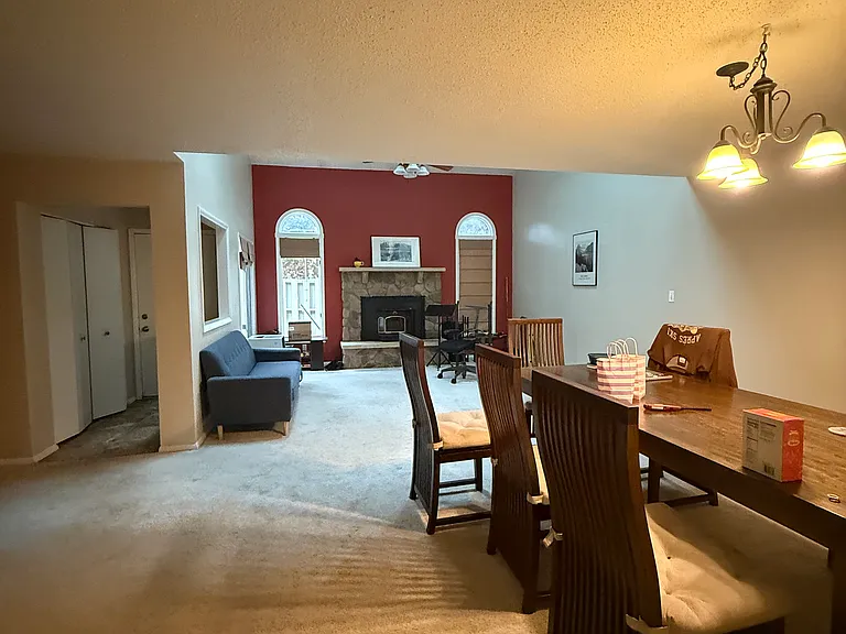 824 W Aaron Dr — Photo 2