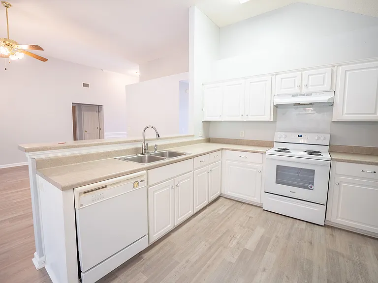 123 W Tisbury Ln — Photo 10