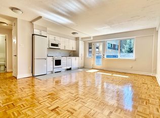 95 Lawton Blvd #205, Toronto, ON M4V 1Z8