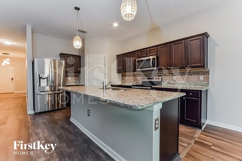 3 bed, 2.0 bath, 1779 sqft, $2,055 — Photo 4