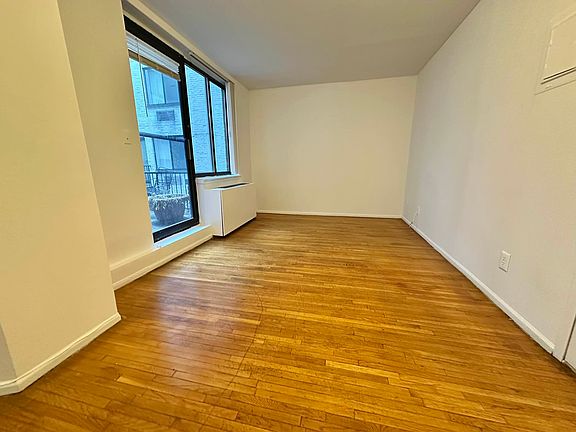 2nd image of 121 E 12th St APT Lg