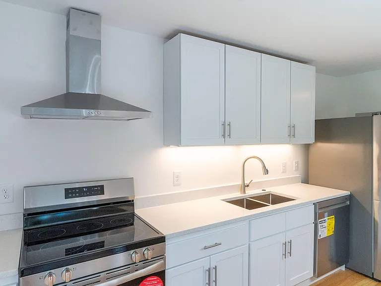 402 E Martin St — Photo 5