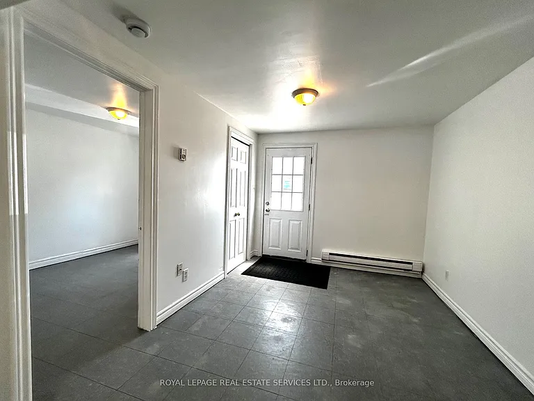5219 Broughton Cres #IN-LAW ON MAI — Photo 3