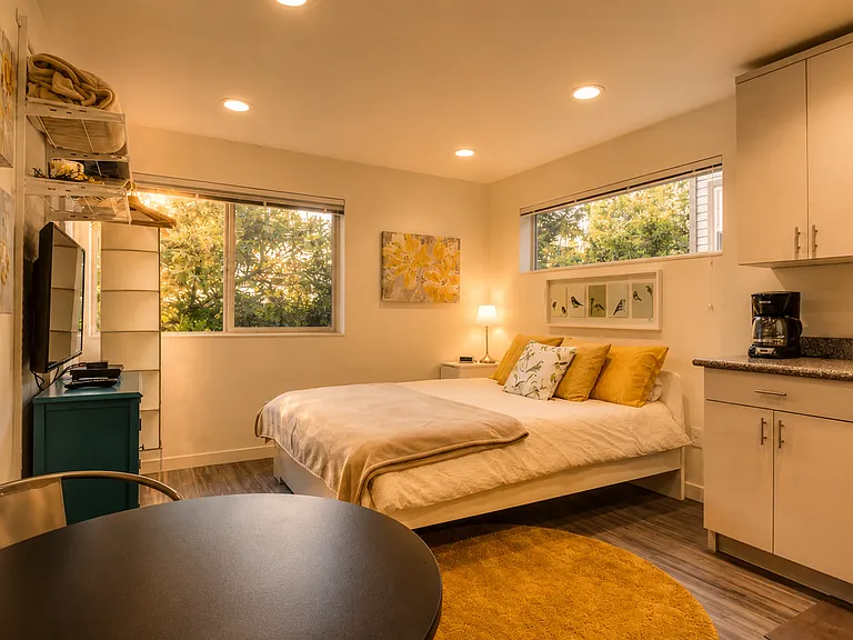 Discover Urban Serenity: Stylish Property in Capitol Hill's Pulse — Photo 3