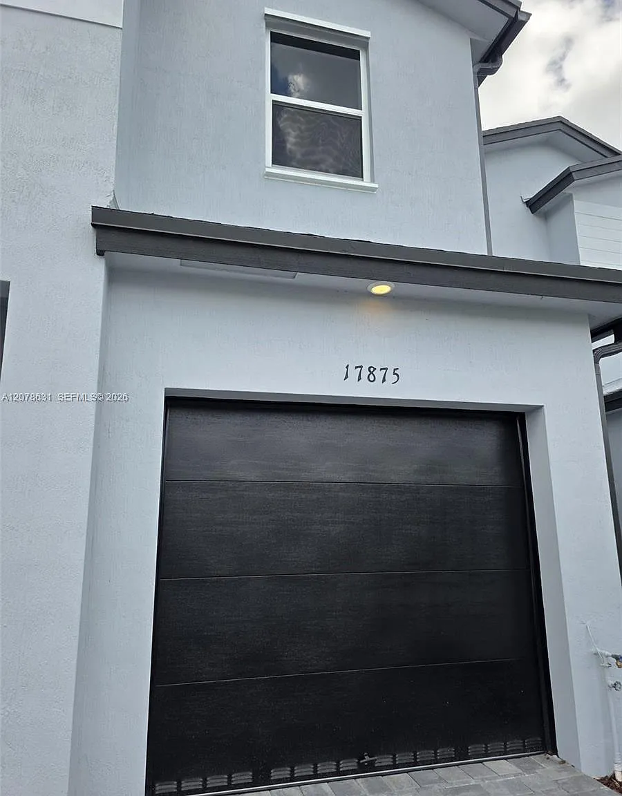 3 bed, 3.0 bath, 1827 sqft, $3,000 — Photo 1