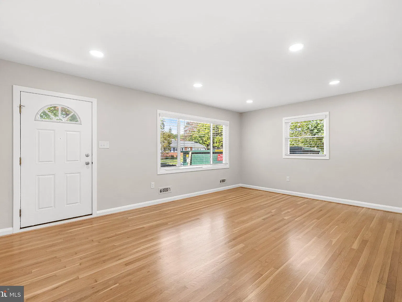 5 bed, 2.0 bath, 1909 sqft, $3,500 — Photo 4