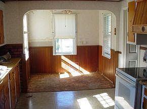 4th image of 528 Woodford Ave