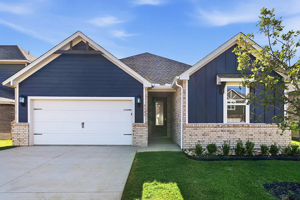 3 bed, 2.0 bath, 1692 sqft, $1,935 — Photo 1