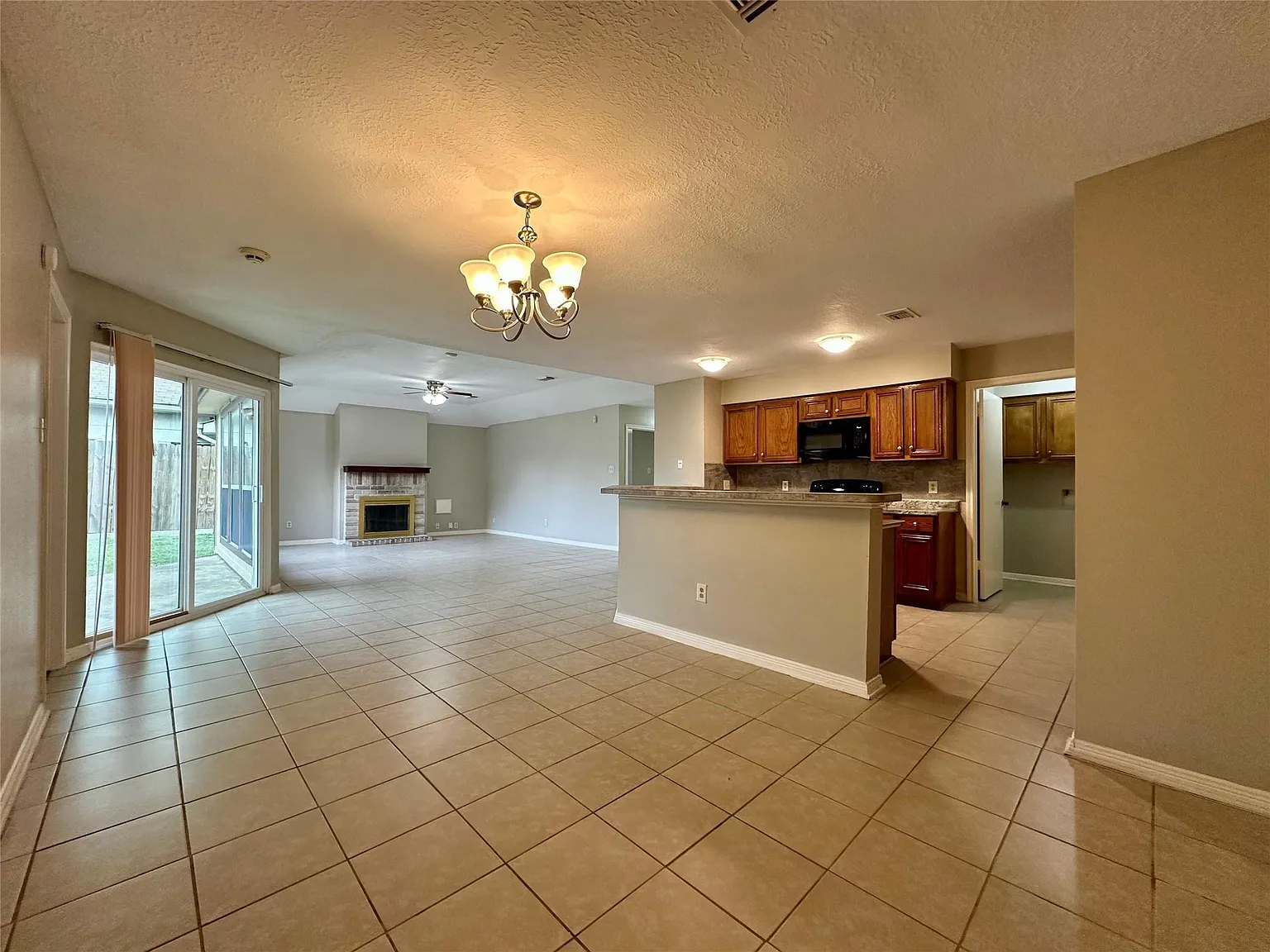 3 bed, 2.0 bath, 1640 sqft, $1,795 — Photo 4