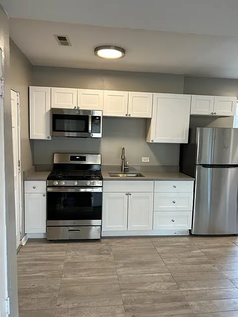 Building Photo - 2037 N Kildare Ave #1