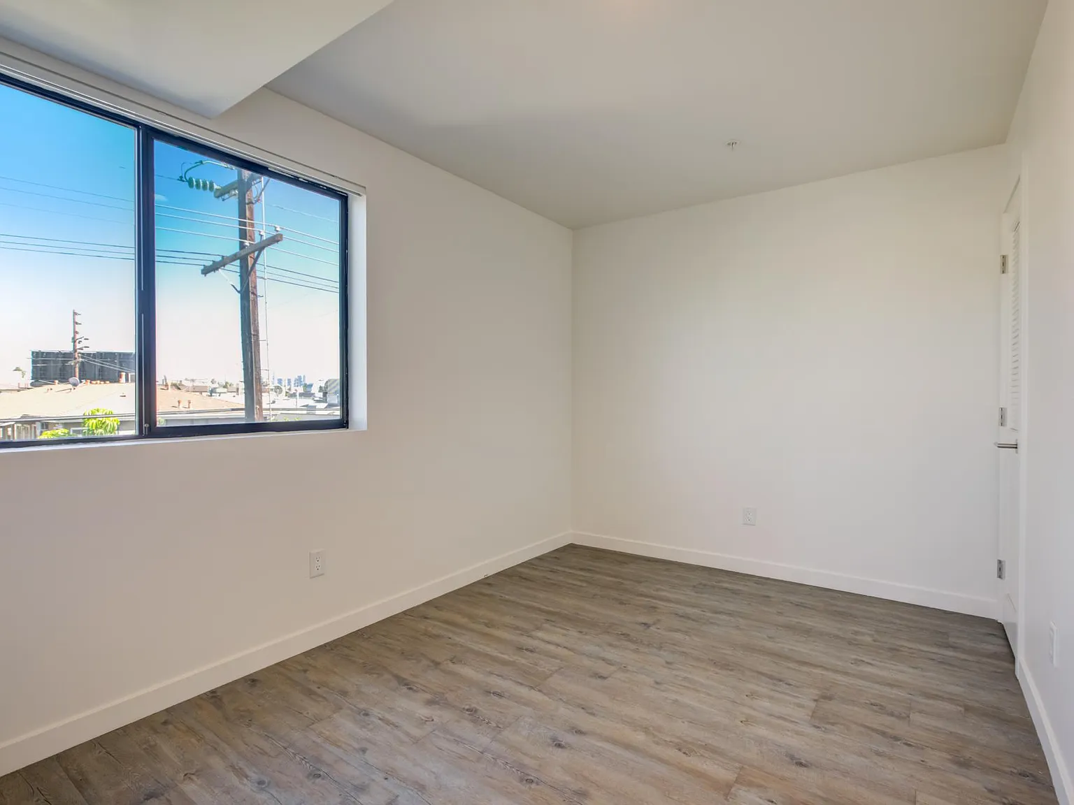 Studio, 850 sqft, $2,500 — Photo 3