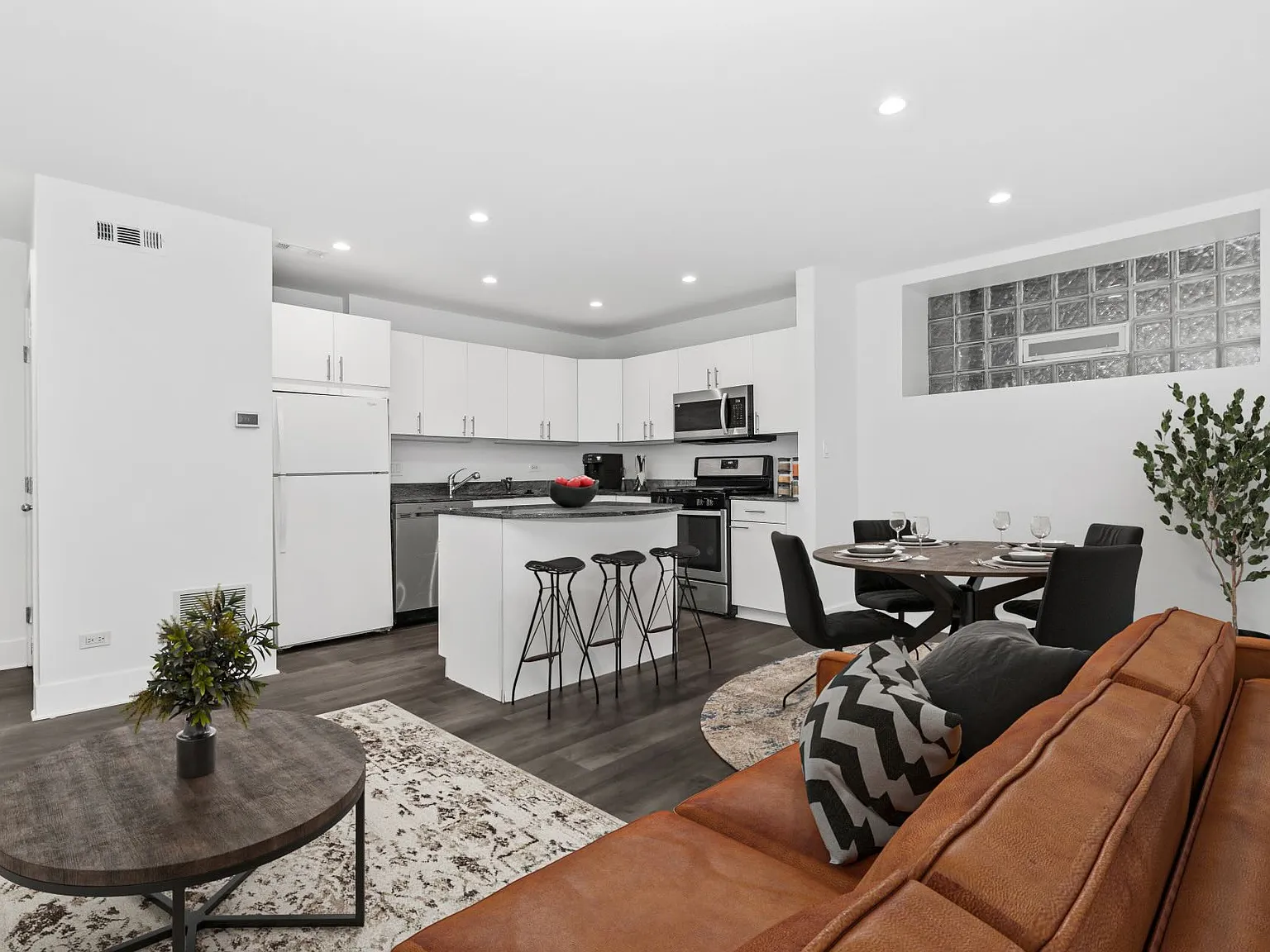 1 bed, 900 sqft, $2,000 — Photo 4