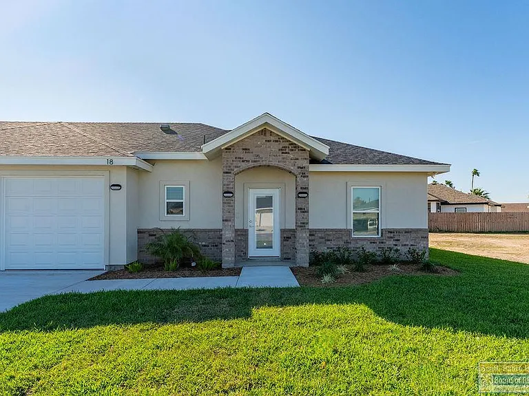 18 N Bay Hill Dr — Photo 1