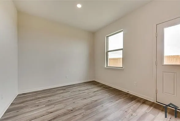 833 Serena Dr — Photo 3