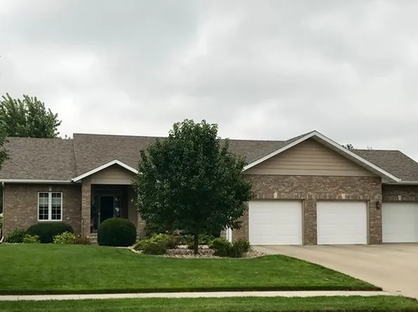 601 Regal Dr, Yankton, SD 57078