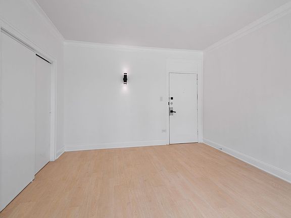 4th image of 915 W Carmen Ave APT 405