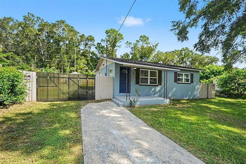 3 bed, 2.0 bath, 1100 sqft, $1,800 — Photo 3