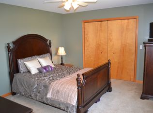 34 Hampton Ct, Lancaster, NY 14086