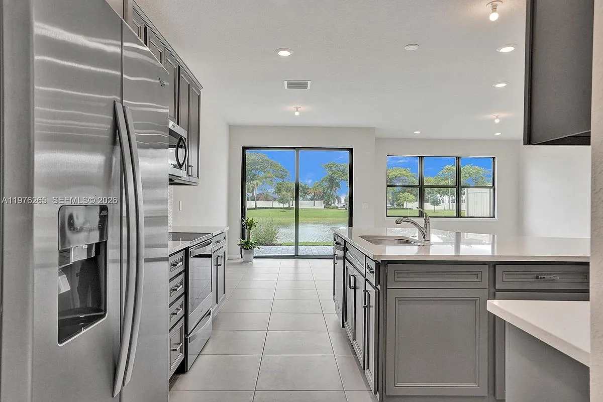 3 bed, 2.5 bath, 1774 sqft, $4,100 — Photo 2