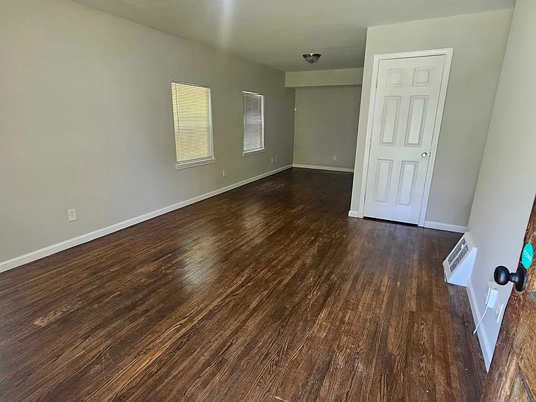 420 Macdougall Dr — Photo 9