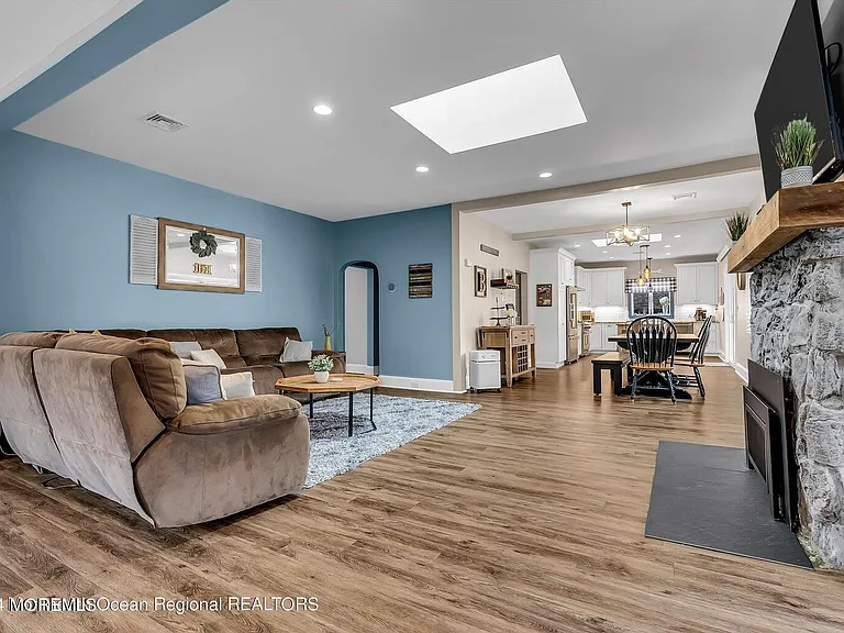 515 Monmouth Rd — Photo 33