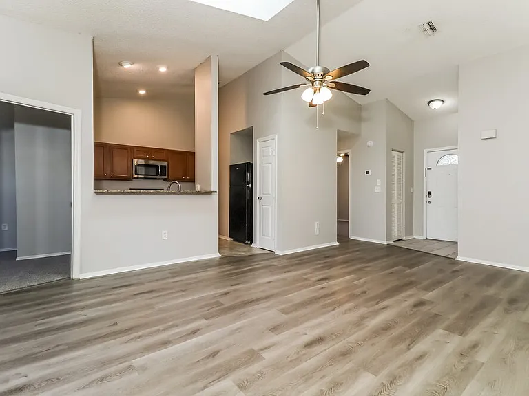 10935 Livingston Dr — Photo 5