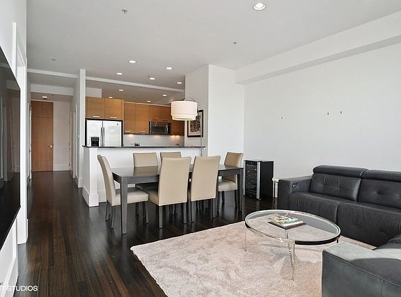 5th image of 500 W Superior St Unit 1609
