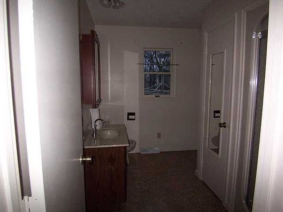 5th image of 110 E Mill St