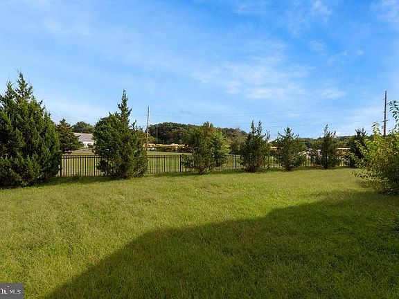 5th image of 808 Spain Ct